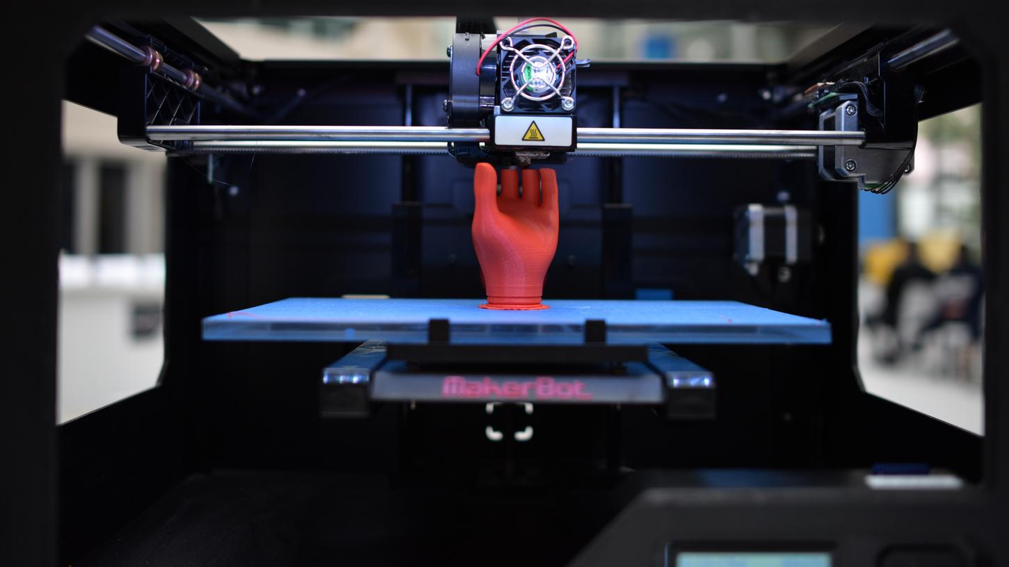 Wie umgehen mit einem 3D-Drucker? Das zeigen Experten der Hochschule bei einem Kurs. Wie umgehen mit einem 3D-Drucker? Das zeigen Experten der Hochschule bei einem Kurs.
