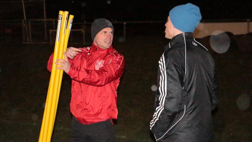 Trainer Markus Vierke (links) freute sich, dass auch Johannes Uhl wieder mit dabei ist. Der Keeper wird die Trainer und das Team unterstützen, auch wenn er selbst nach seinem Kreuzbandriss wohl erst wieder zur neuen Saison eingreifen kann.