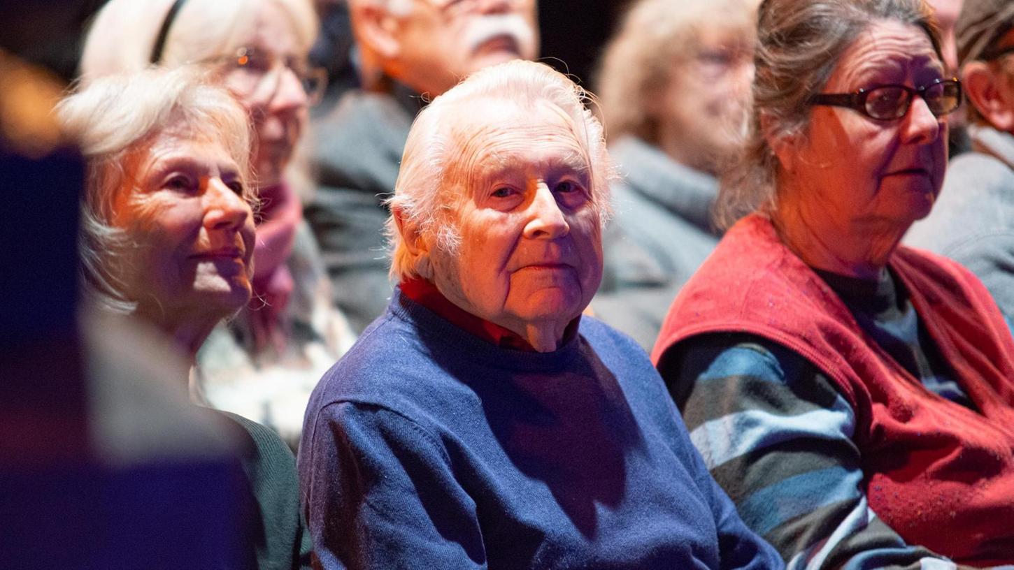 Im Kreise der Lieben: Werner Heider, seit Neujahr 93 Jahre alt, beim Gratulier-Konzert im Kulturforum. 
