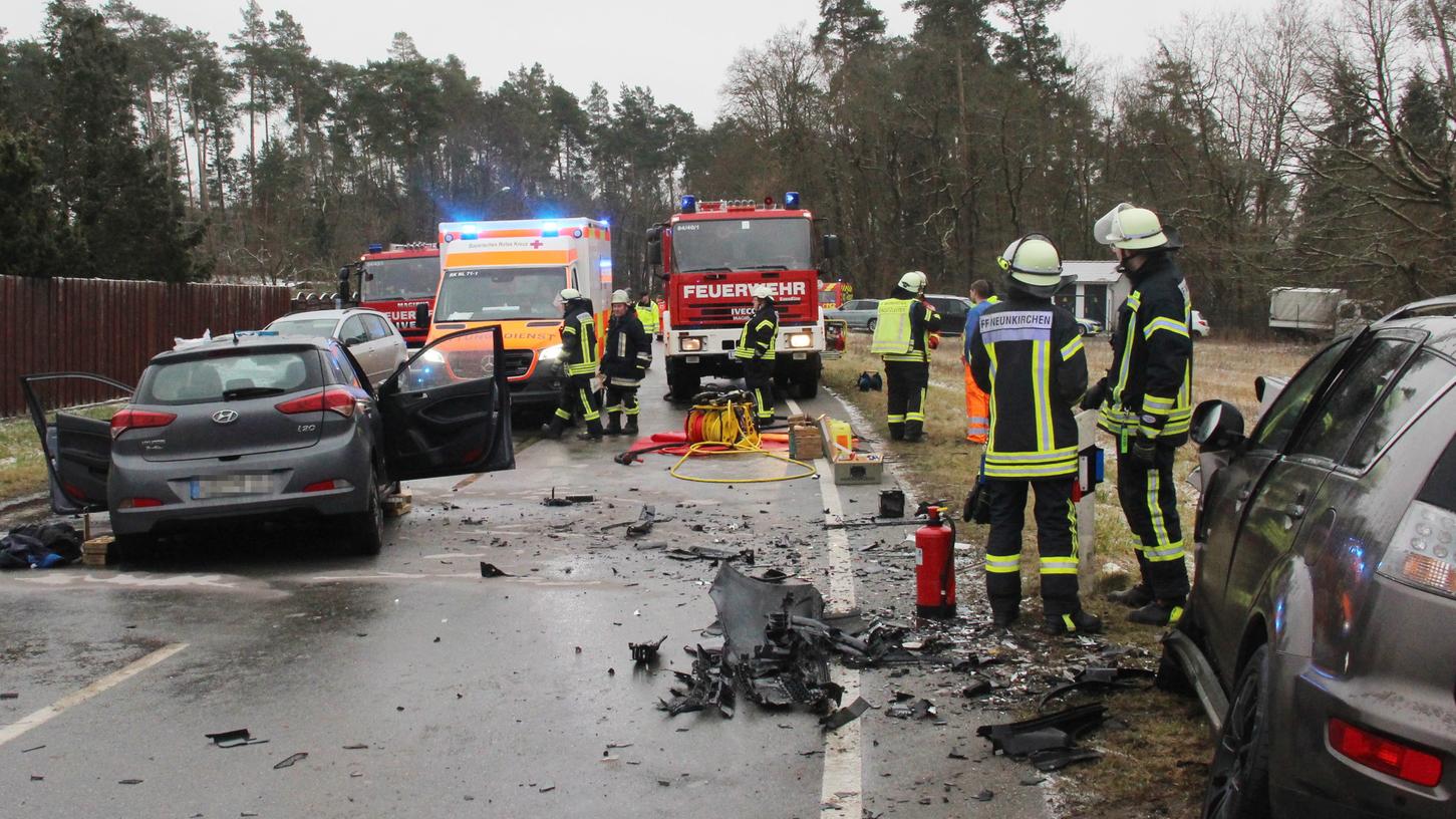 Der Unfallverursacher war mit seinem Hyundai (hier links im Bild) in Richtung Schnaittach unterwegs. Auf Höhe der Abzweigung zum Wertstoffhof geriet er wohl wegen medizinischer Probleme in den Gegenverkehr. Dort fuhr ein 48-Jähriger mit einem Mitsubishi (rechts). Der Unfallverursacher war mit seinem Hyundai (hier links im Bild) in Richtung Schnaittach unterwegs. Auf Höhe der Abzweigung zum Wertstoffhof geriet er wohl wegen medizinischer Probleme in den Gegenverkehr. Dort fuhr ein 48-Jähriger mit einem Mitsubishi (rechts).