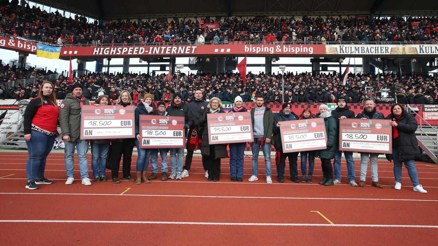 Fröhliche Menschen in der Nordkurve (vor dem Spiel): Die Clubfans haben viel Geld gesammelt.