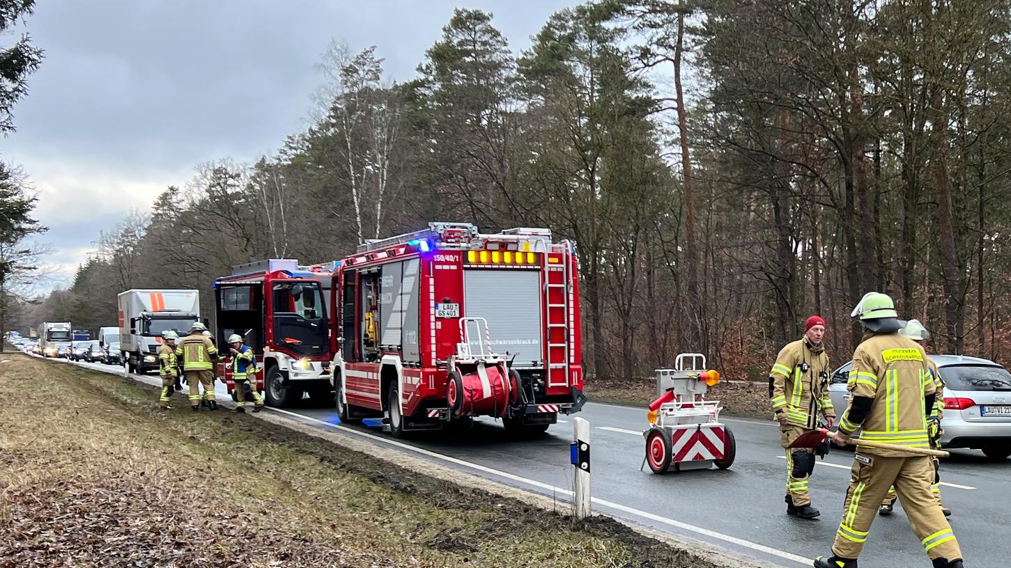 Auf der B8 zwischen Feucht und Schwarzenbruck hat sich am Montagnachmittag ein Verkehrsunfall ereignet. Die beiden Fahrer blieben unverletzt.  Der Sachschaden liegt zwischen 4000 und 6000 Euro.
