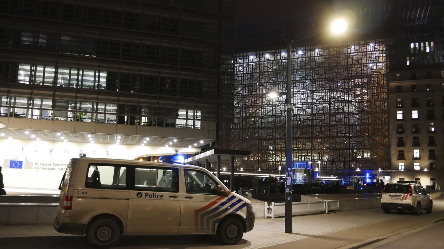 Polizeiautos stehen in der Nähe einer Metrostation vor dem EU-Hauptquartier. In einer U-Bahn-Station im Herzen des EU-Viertels in Brüssel hat die Polizei einen jungen Mann festgesetzt