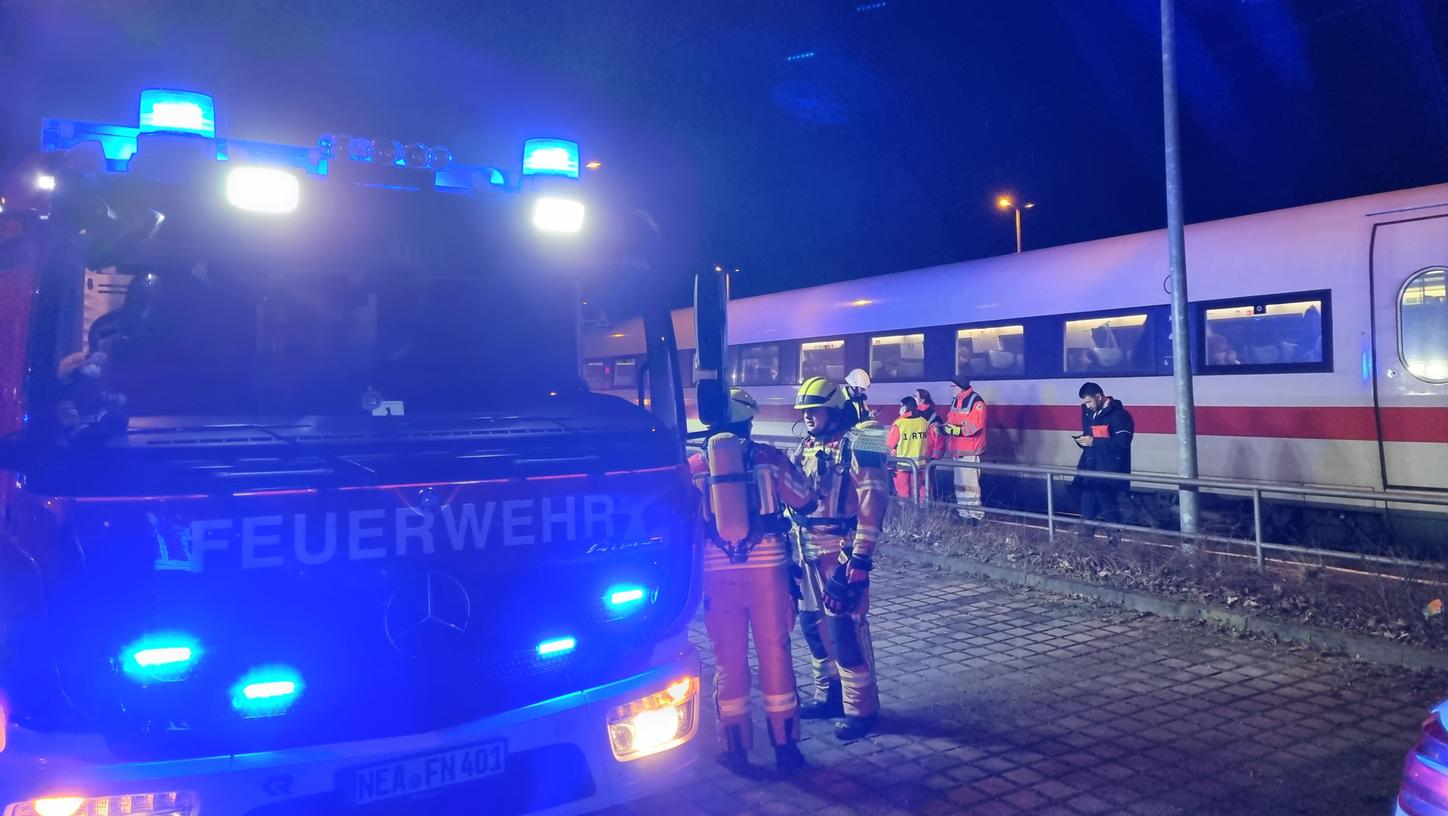 Mehr als 50 Einsatzkräfte von Feuerwehren aus dem Umkreis waren am Neustädter Bahnhof. 