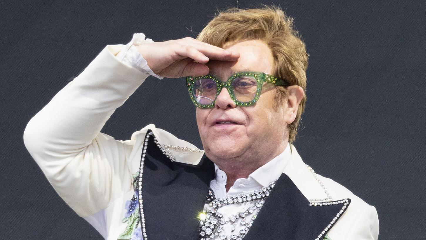 Elton John verabschiedet sich von der Bühne. Seine letzte Tour soll bereits über 800 Millionen US-Dollar eingespielt haben.