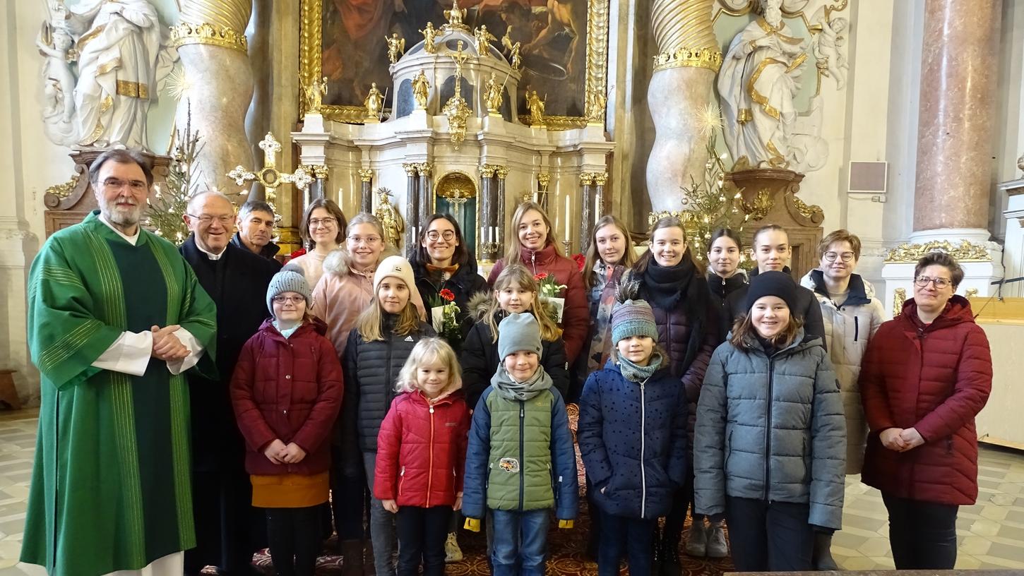 Lorena Kohl und Paula Ebert (hinten Mitte, mit Blumen) wurden als Leiterinnen des Kinder- und Jugendchores Michelfeld verabschiedet. Ihnen dankten nicht nur die Chormitglieder, sondern auch Diakon Franz-Josef Reck, Ruhestandspriester Edward Lipiec und Pfarrgemeinderatsvorsitzender Erwin Holl (von links) sowie die neuen Chorleiterinnen Regina Lord und Martina Schmirler (von rechts)