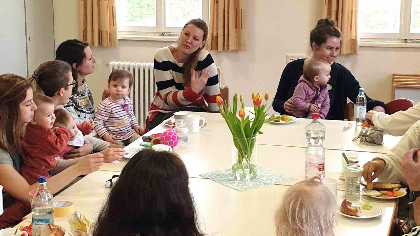 Der gemeinsame Austausch im Gemeindehaus in Burgbernheim stieß auf großes Interesse. Der gemeinsame Austausch im Gemeindehaus in Burgbernheim stieß auf großes Interesse.