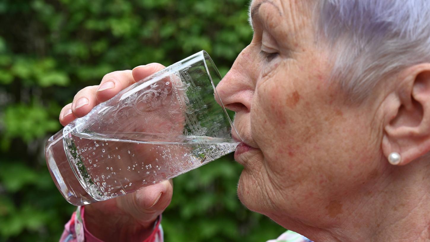 Ein Glas Wasser mit Kohlensäure ist erfrischend, aber ist es auch gesund?