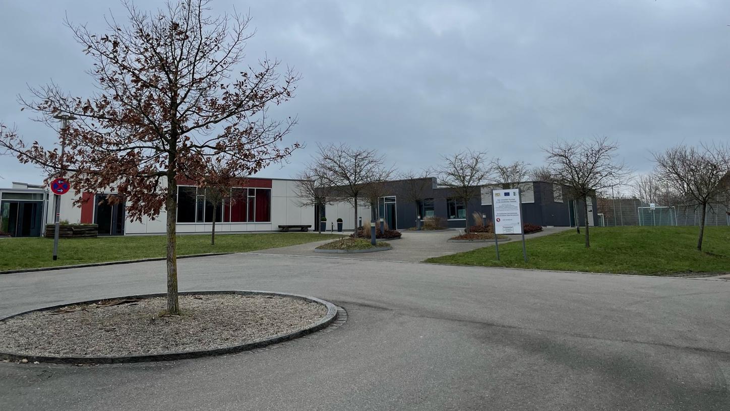 Das Schullandheim von Bad Windsheim war das Ziel von unbekannten Männern, mindestens einer drang auch ins Gebäude ein. Das Schullandheim von Bad Windsheim war das Ziel von unbekannten Männern, mindestens einer drang auch ins Gebäude ein.