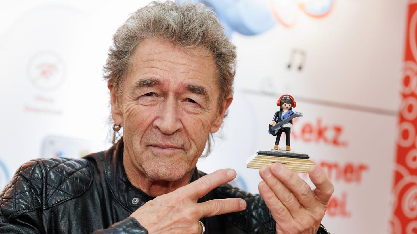 Peter Maffay auf der Spielwarenmesse in Nürnberg mit "seiner" Playmobil-Figur.