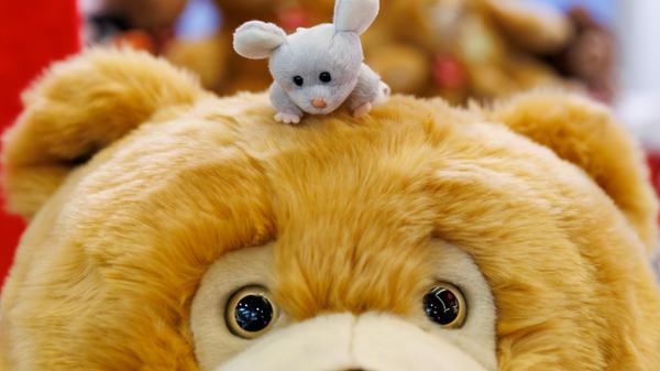 Auch Klassiker kommen nicht aus der Mode. Teddy "Ettore" von der Firma Trudi schaut knuffig wie eh und je, hat im Bauch aber mittlerweile zu feinen Fäden geschredderte PET-Flaschen. Einen spürbaren Unterschied gibt es nicht.