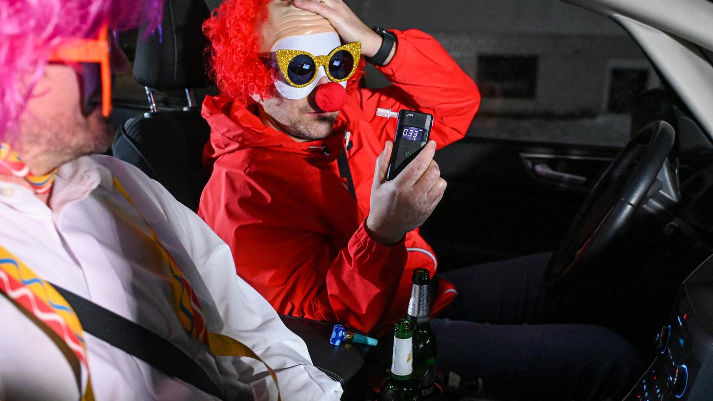 Faschings-Fans am Steuer: Schon 0,3 Promille können zu viel sein. Und auch eine solche Maskerade ist nicht kompatibel mit den Verkehrsvorschriften. Faschings-Fans am Steuer: Schon 0,3 Promille können zu viel sein. Und auch eine solche Maskerade ist nicht kompatibel mit den Verkehrsvorschriften.