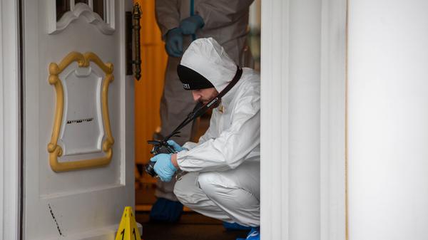 Zirndorf-Weiherhof: 54-Jähriger sticht zwei Menschen nieder - 73-jährige Frau schwer verletzt - Lebensgefahr bei 72-jährigem Mann nicht auszuschließen - Eine Vorbeziehung zwischen Opfern und Täter wohl gegeben - Familienmitglieder leisten Erste Hilfe - Täter anfänglich flüchtig - Beamte nehmen 54-Jährigen in der Nähe des Bahnhofs fest - Staatsanwaltschaft verschafft sich ein Bild vor Ort - Tatwerkzeug anfangs durch Beamte gesucht - Hintergründe noch unklar