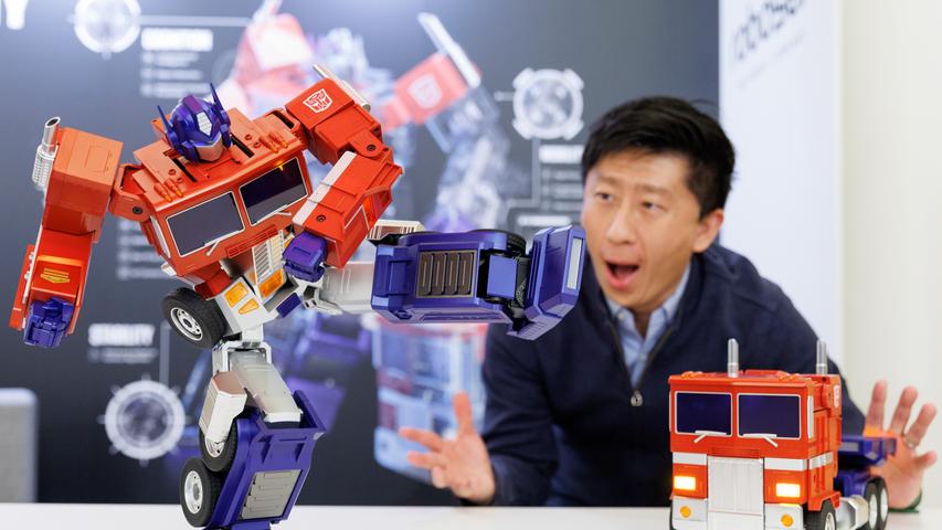 Lässt selbst die großen Besucher staunen: der Transformers-Roboter "Optimus Prime" des Unternehmens Robosen.