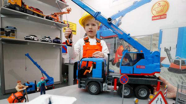 Und wieder war die Fürther Firma Bruder unter der Nominierten für den begehrten ToyAward. Der Grund: Die maßstabsgetreuen Vehikel der Firma sind nicht nur robust, sie regen auch die Fantasie der Kinder an.