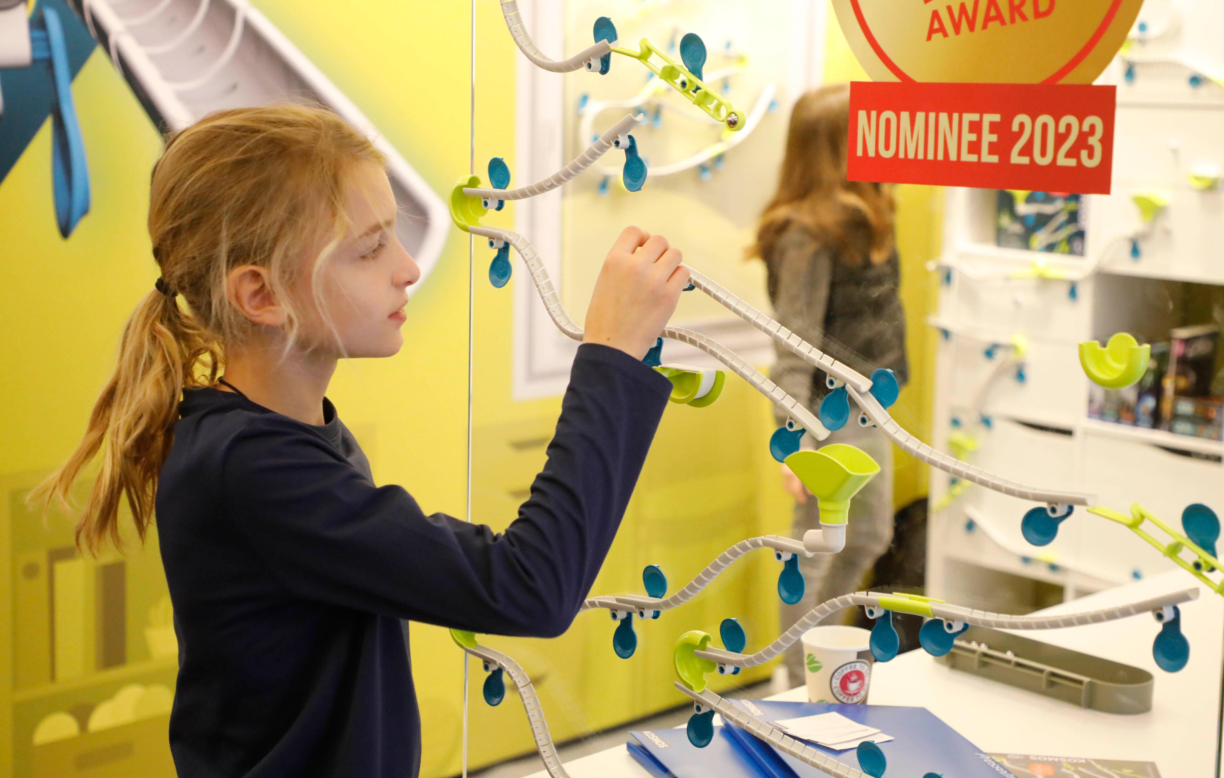 Es muss nicht immer digital sein: Nominiert für den diesjährigen ToyAward ist unter anderem diese Kugelbahn aus dem Hause Kosmos. Der Clou: Dank kluger Nanotechnologie haften die Saugpunkte auch an der Kinderzimmertür, an der die flexiblen Streckenabschnitte für ein platzsparendes und abwechslungsreiches Spiel sorgen. 