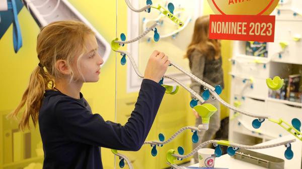 Es muss nicht immer digital sein: Nominiert für den diesjährigen ToyAward ist unter anderem diese Kugelbahn aus dem Hause Kosmos. Der Clou: Dank kluger Nanotechnologie haften die Saugpunkte auch an der Kinderzimmertür, an der die flexiblen Streckenabschnitte für ein platzsparendes und abwechslungsreiches Spiel sorgen.
