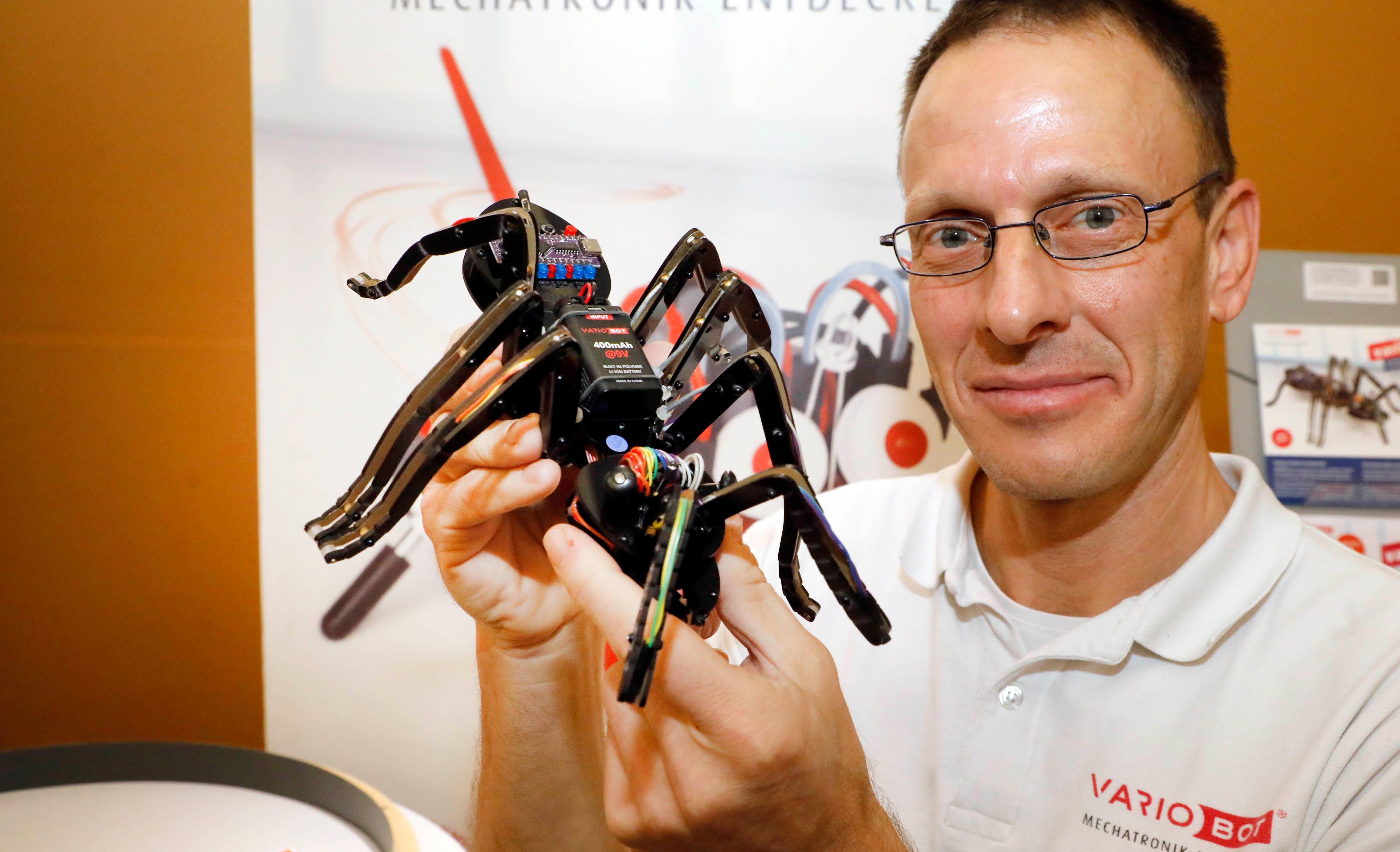 Der Telematiker Tino Werner hat schon während seiner Schulzeit an seinen kleinen Krabblern gearbeitet. Vor zehn Jahren hat er sich als Ein-Mann-Betrieb mit der Firma "Variobot" selbstständig gemacht, während der Coronazeit hat er das Baukastensystem "Variant" (hier steckt das englische Wort für Ameise drin) perfektioniert. 