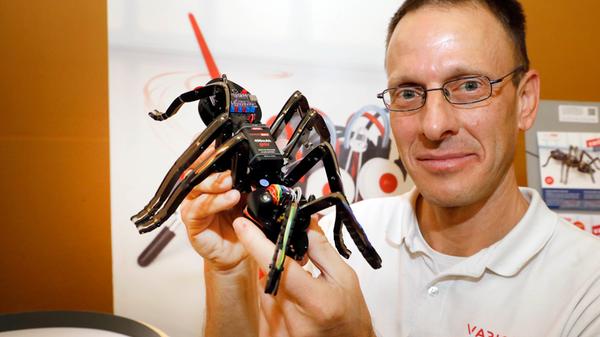 Der Telematiker Tino Werner hat schon während seiner Schulzeit an seinen kleinen Krabblern gearbeitet. Vor zehn Jahren hat er sich als Ein-Mann-Betrieb mit der Firma "Variobot" selbstständig gemacht, während der Coronazeit hat er das Baukastensystem "Variant" (hier steckt das englische Wort für Ameise drin) perfektioniert.
