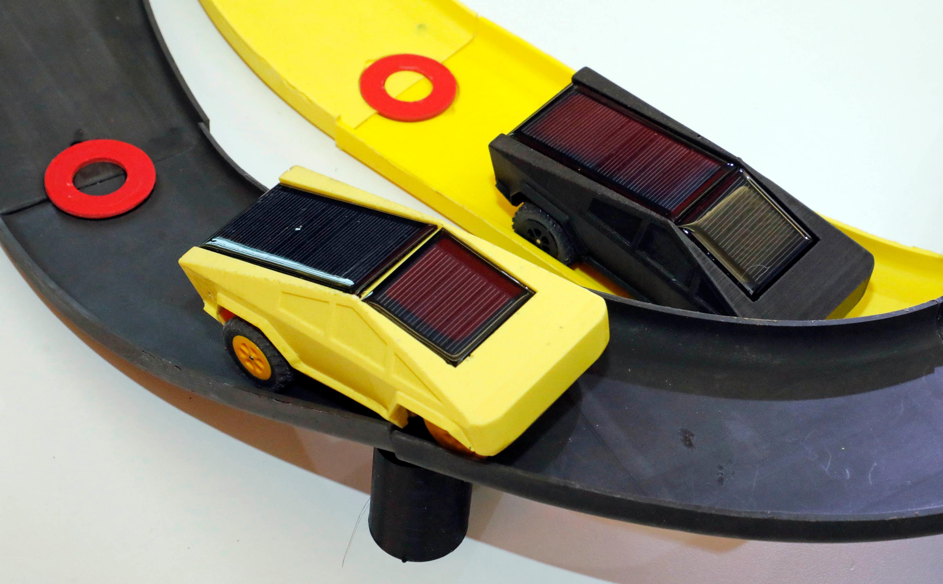 Knöpfchen drücken und Spur halten? Weit herausfordernder ist das Rennsystem der türkischen Firma "Light'n Race". Hier werden nicht die Autos, sondern die Lichtquellen und Spiegel bewegt, mit denen die Autos an Energie und damit Power kommen. Ein Spiel, das vor allem für anschaulichen Unterricht konzipiert ist. 