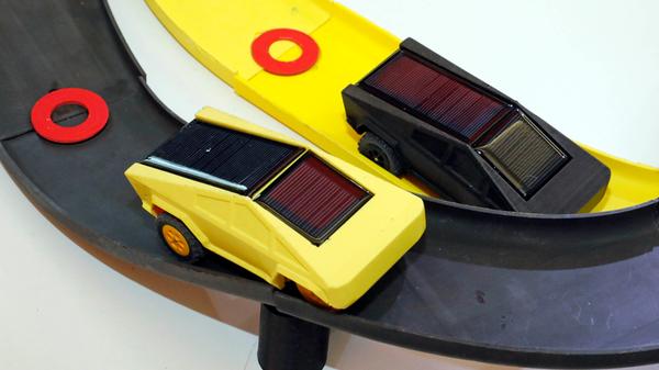 Knöpfchen drücken und Spur halten? Weit herausfordernder ist das Rennsystem der türkischen Firma "Light'n Race". Hier werden nicht die Autos, sondern die Lichtquellen und Spiegel bewegt, mit denen die Autos an Energie und damit Power kommen. Ein Spiel, das vor allem für anschaulichen Unterricht konzipiert ist.