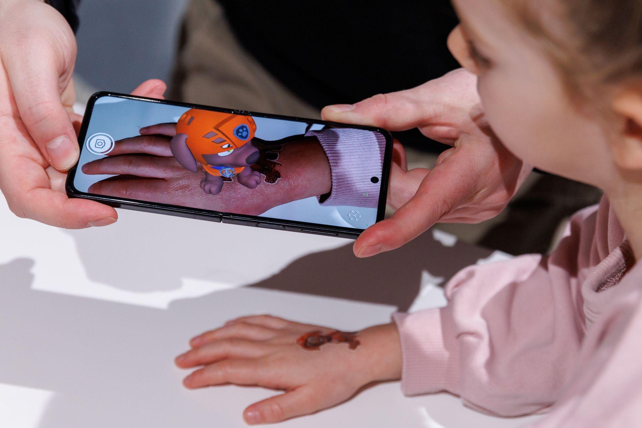 Sie können Ihr Kind noch mit einem schnöden Tattoo zu Hausarbeit überreden? Glück gehabt. Denn diese Tattoos aus dem Hause HoloToys, mit denen etwa die plüschigen Helden der Paw Patrols zum Leben erwachen können, setzen neue Maßstäbe auf der Haut und haben deshalb auch die begehrte Auszeichnung ToyAward in der Kategorie "Startup" erhalten. 