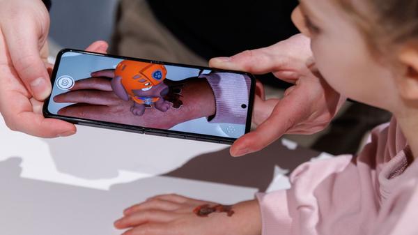 Sie können Ihr Kind noch mit einem schnöden Tattoo zu Hausarbeit überreden? Glück gehabt. Denn diese Tattoos aus dem Hause HoloToys, mit denen etwa die plüschigen Helden der Paw Patrols zum Leben erwachen können, setzen neue Maßstäbe auf der Haut und haben deshalb auch die begehrte Auszeichnung ToyAward in der Kategorie "Startup" erhalten.