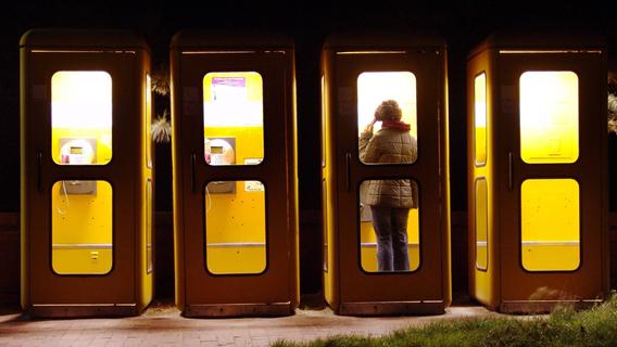 Der beste Platz, um nachts im Suff bei Regen auf den Bus zu warten, verschwindet: Ciao Telefonzelle!