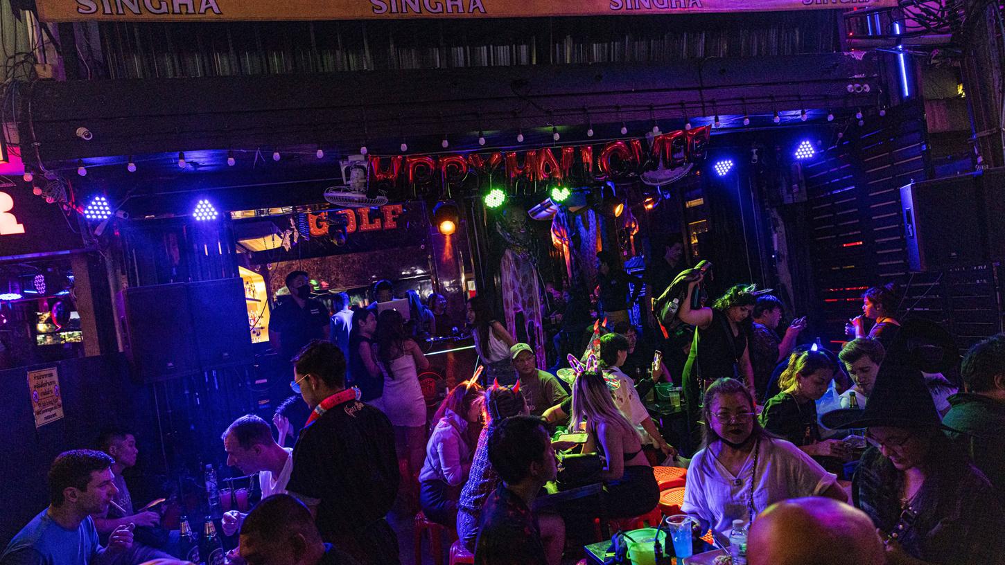 Nicht der perfekte Platz für frisch verliebte Pärchen: Eine Bar in der thailändischen Millionenmetropole Bangkok.