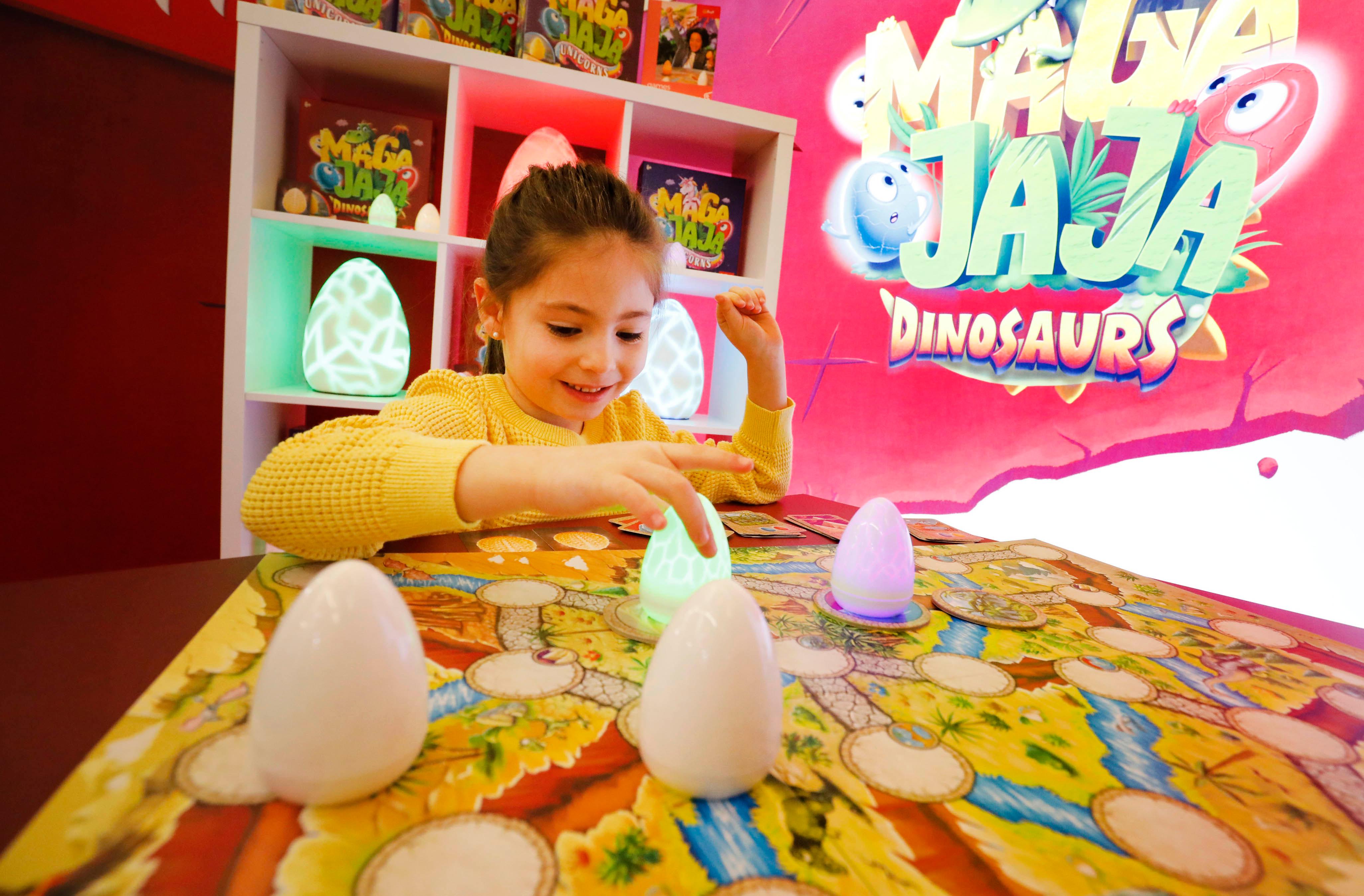 Wer wird denn hier bald schlüpfen? Die sechsjährige Azra spielt mit den Maga Jaga Dinosaurs.