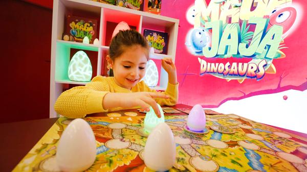 Wer wird denn hier bald schlüpfen? Die sechsjährige Azra spielt mit den Maga Jaga Dinosaurs.