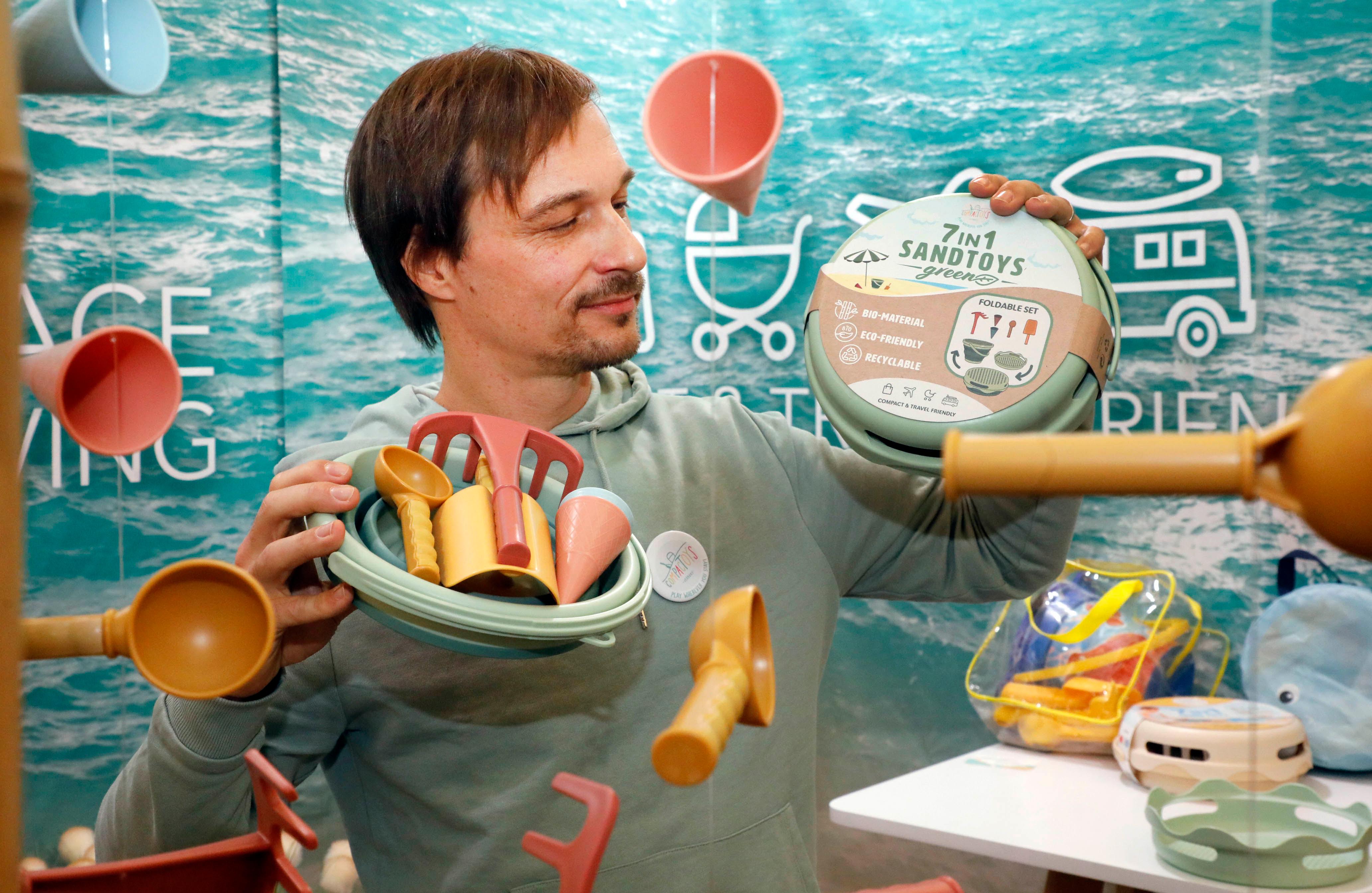 Nachhaltigkeit ist ein Megatrend auf der Spielwarenmesse. Hier zeigt Steffen Baumann von Campactoys Sandspielzeug aus wiederverwerteten Kunststoffen.