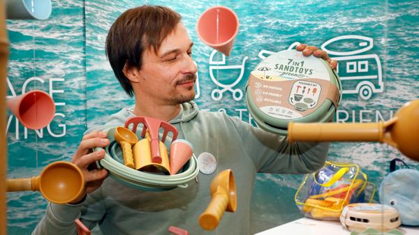 Nachhaltigkeit ist ein Megatrend auf der Spielwarenmesse. Hier zeigt Steffen Baumann von Campactoys Sandspielzeug aus wiederverwerteten Kunststoffen.