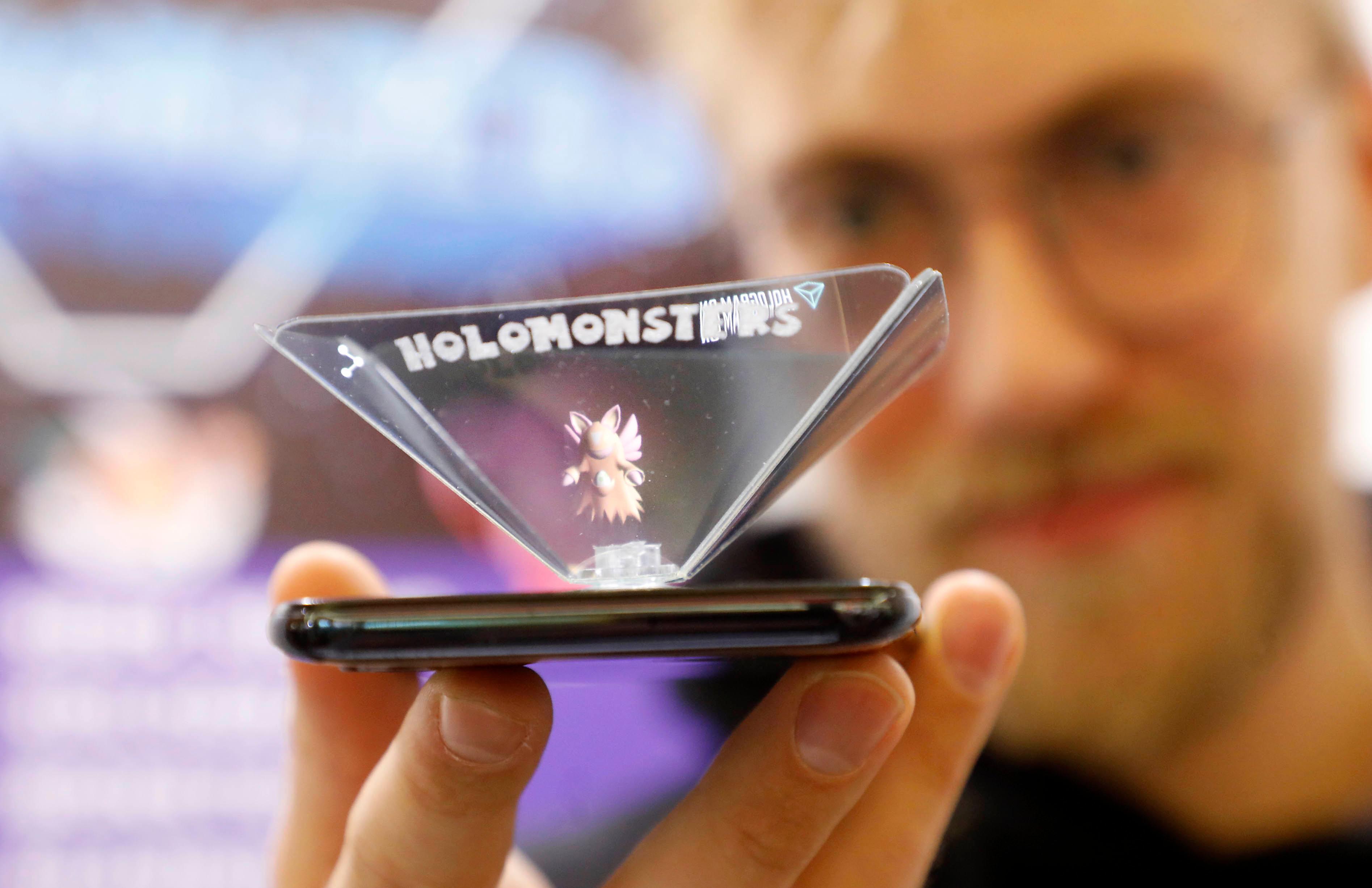 Hologramme sind noch nicht im Alltag angekommen. Eine Art Prisma, aufgesetzt auf den Smartphone-Bildschirm, könnte das ändern - das Produkt "Holomonsters" lässt fantastische Gestalten lebendig werden, wie Oskari Autti zeigt.
