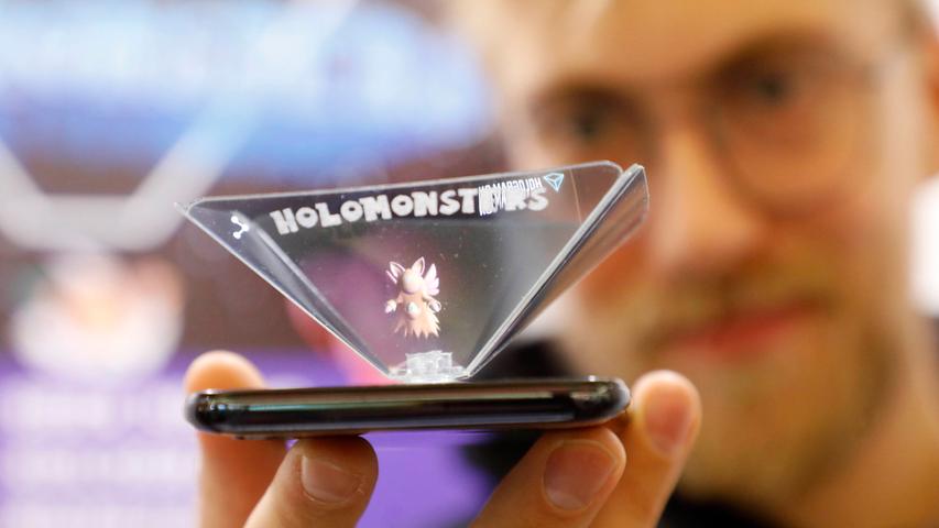 Hologramme sind noch nicht im Alltag angekommen. Eine Art Prisma, aufgesetzt auf den Smartphone-Bildschirm, könnte das ändern - das Produkt "Holomonsters" lässt fantastische Gestalten lebendig werden, wie Oskari Autti zeigt.