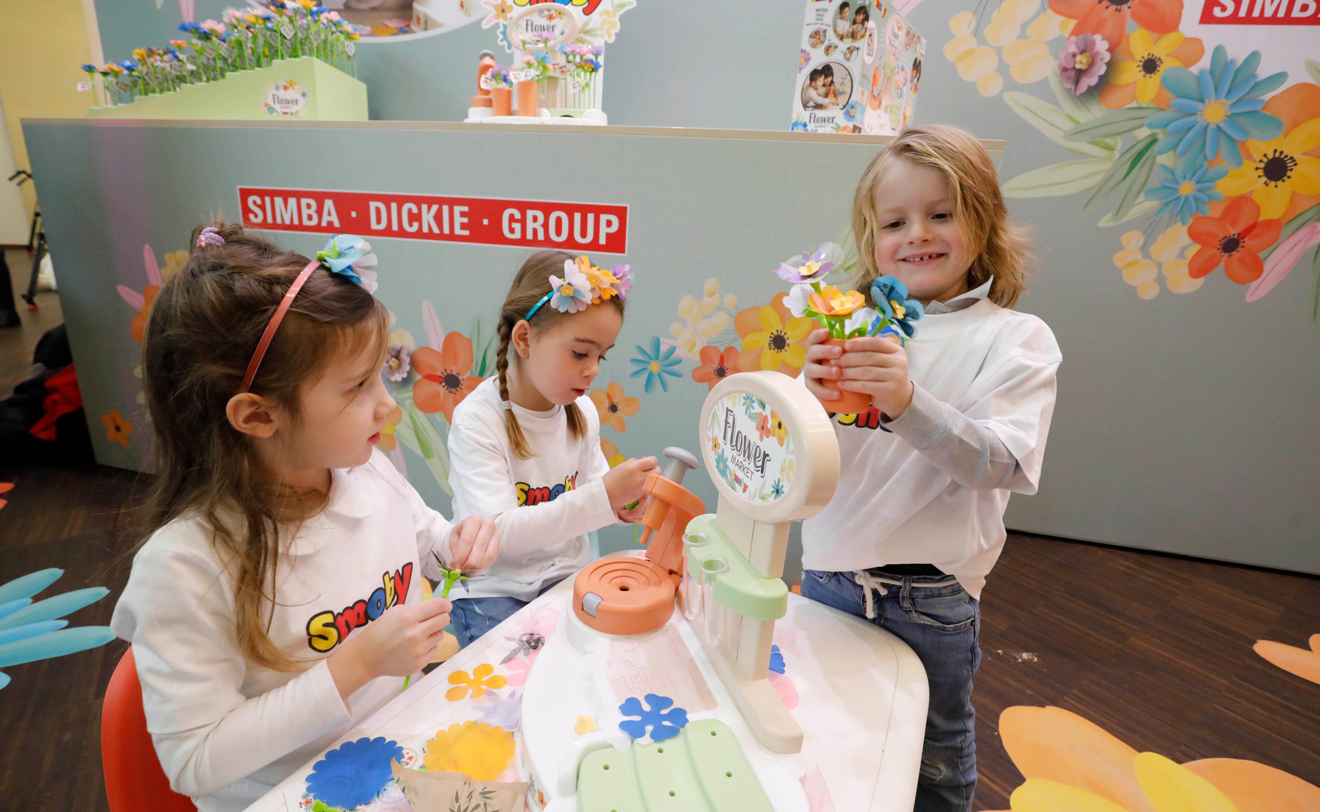 Leoni, Lisa und Valentin spielen "Flower Market" von Smoby Toys, das zur Fürther Simba-Dickie-Gruppe gehört.  Damit können Kinder ihre eigenen Blumen kreieren. 