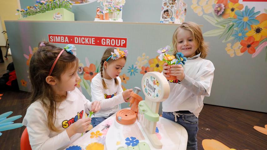Leoni, Lisa und Valentin spielen "Flower Market" von Smoby Toys, das zur Fürther Simba-Dickie-Gruppe gehört.  Damit können Kinder ihre eigenen Blumen kreieren. 