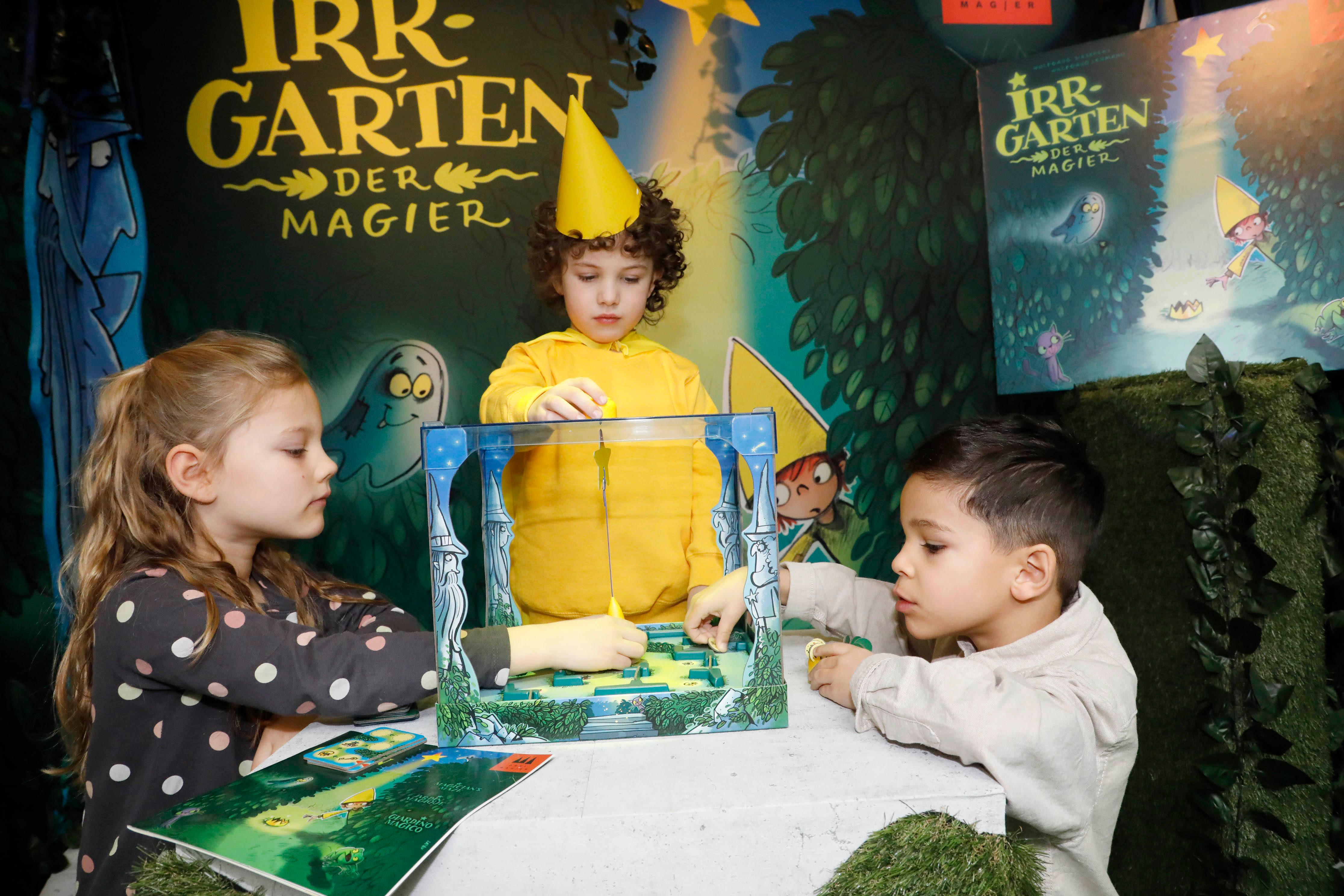 ...heißt es hier: Joel, Jana und Aaron spielen "Irrgarten der Magier". 