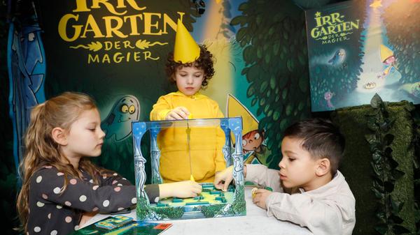 ...heißt es hier: Joel, Jana und Aaron spielen "Irrgarten der Magier".