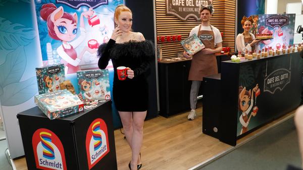 Auch Model Barbara Meier lässt sich gerne einen Kaffee schmecken: Schmidt-Spiele setzt bei der Neuheitenschau ganz auf "Cafe del Gatto", das Café der Katze. Ziel des Brettspiels: den perfekten Kaffee zubereiten.