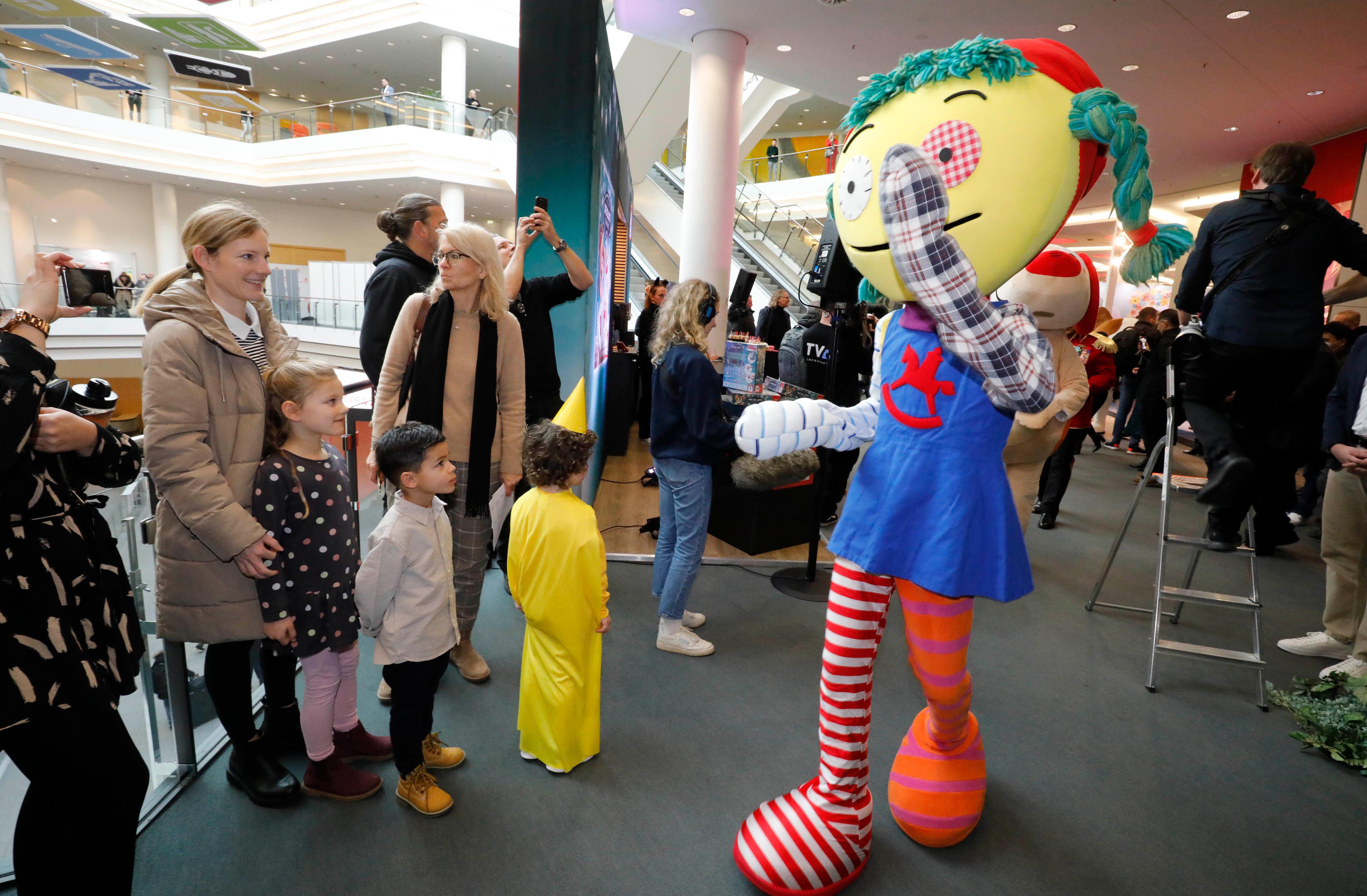 Das Nürnberger Messezentrum heißt die Branche nach coronabedingter Zwangspause willkommen: Die Spielwarenmesse findet erstmals seit 2020 wieder statt. Sie bietet Neuheiten satt, wie Sie auf den folgenden Bildern sehen können.