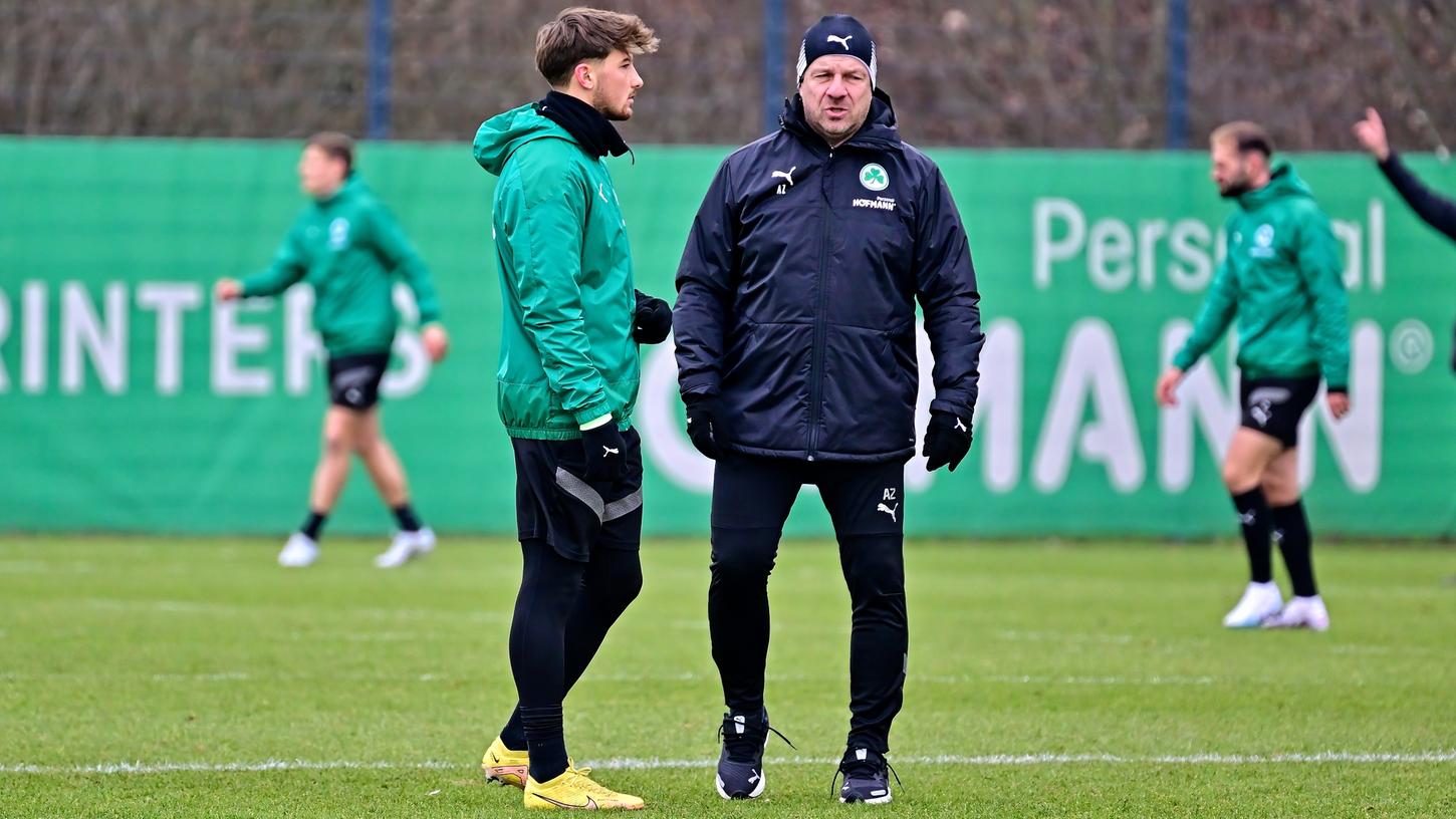 Einziger Fürther Winterzugang: Lukas Petkov, hier im Gespräch mit Trainer Alexander Zorniger, kommt vom FC Augsburg. 