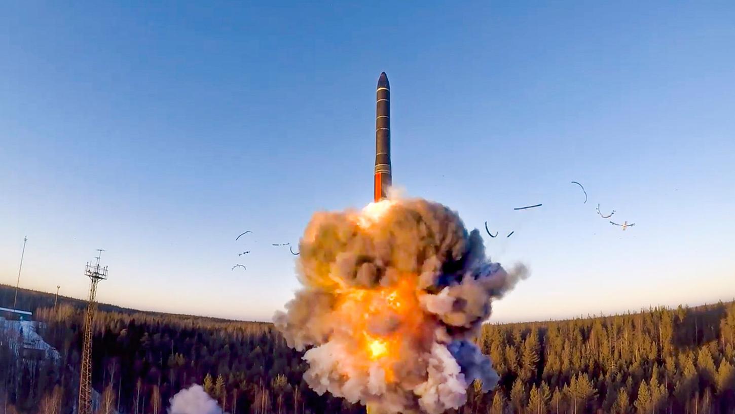 Ein Interkontinental-Raketentest in Russland: Der "New Start"-Vertrag verpflichtet die USA und Russland dazu, ihre einsatzbereiten Atomsprengköpfe jeweils auf maximal 1550 zu reduzieren. Ein Interkontinental-Raketentest in Russland: Der "New Start"-Vertrag verpflichtet die USA und Russland dazu, ihre einsatzbereiten Atomsprengköpfe jeweils auf maximal 1550 zu reduzieren.