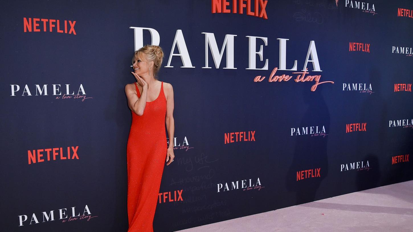 Pamela Anderson kommt zur Premiere der Netflix-Doku "Pamela: Eine Liebesgeschichte"  im Tudum Theater in Los Angeles.