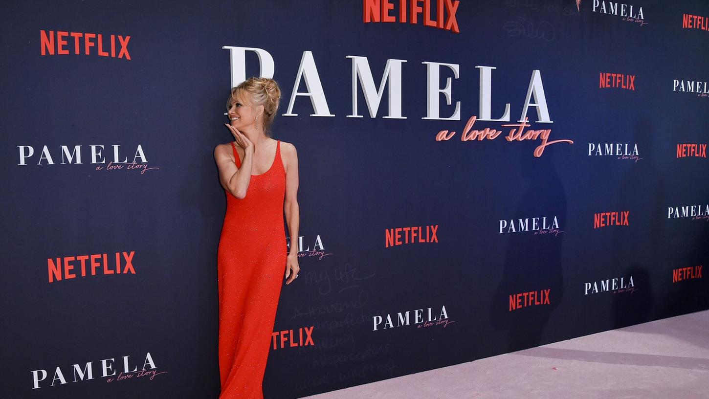 Pamela Anderson kommt zur Premiere der Netflix-Doku "Pamela: Eine Liebesgeschichte" im Tudum Theater in Los Angeles. Pamela Anderson kommt zur Premiere der Netflix-Doku "Pamela: Eine Liebesgeschichte" im Tudum Theater in Los Angeles.