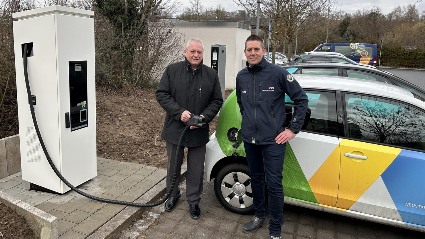 Bürgermeister Klaus Meier (links) nahm mit Vertriebsleiter Christopher Stirling die erste Schnellladesäule für E-Mobile am zentrumnahen Parkplatz offiziell in Betrieb.