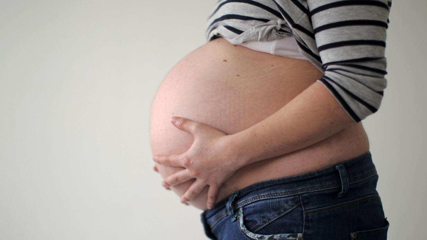 Wer schwanger ist, kann auf einiges wie Ernährung und Bewegung achten, um das Wohlbefinden und die Gesundheit zu steigern.