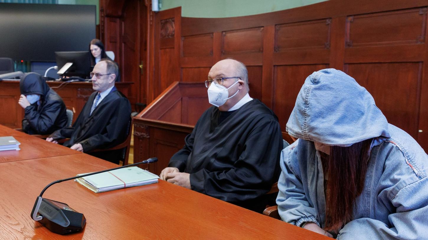 Die beiden Angeklagten, der 19-jährige Mann (l) und die 17-jährige Frau (r), wurden vergangene Woche schuldig gesprochen. Die beiden Angeklagten, der 19-jährige Mann (l) und die 17-jährige Frau (r), wurden vergangene Woche schuldig gesprochen.