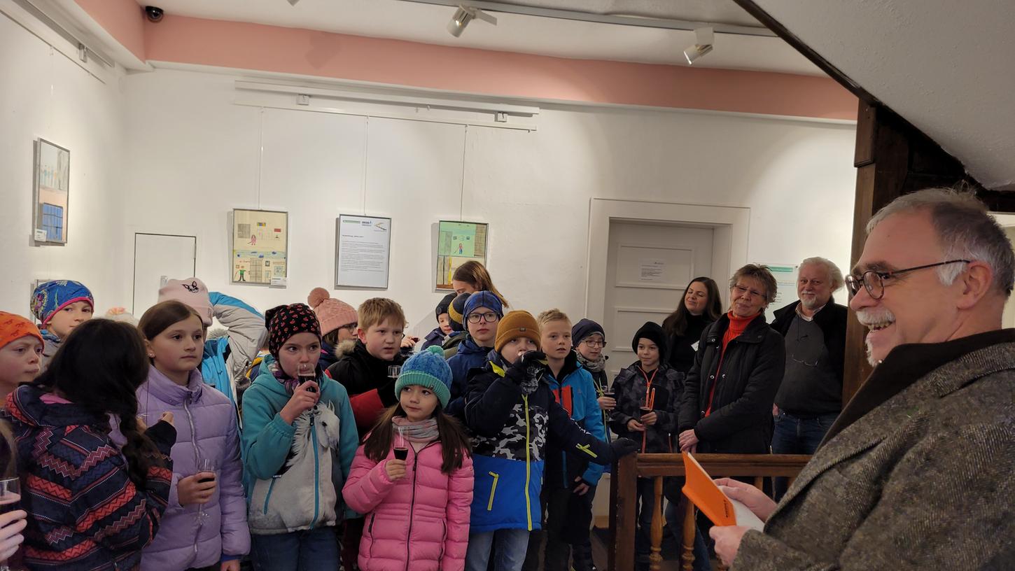 Martin Wiesend (rechts) lobt die Viertklässer für ihr Engagement und ihre Kreativität. Die Ausstellung „blind sein“ ist zu den regulären Öffnungszeiten des Gesundheitszentrum im Treppenhaus zu sehen.