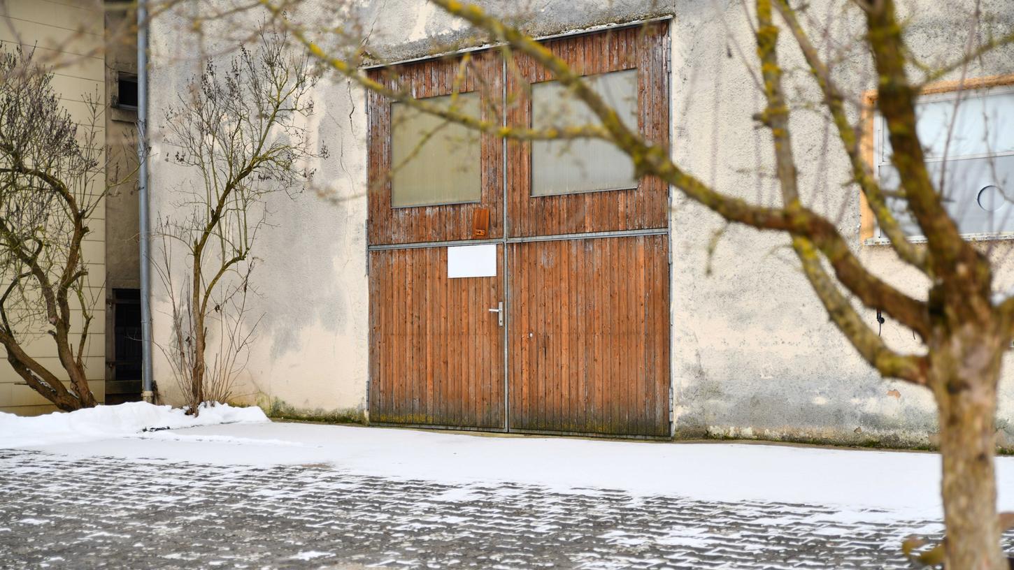 Auch in dieser Scheune im Pappenheimer Ortsteil Osterdorf fand am 7. Dezember eine Durchsuchung statt. Hier hatte der mutmaßliche Terrorist Harald P. eine Lagerfläche angemietet.